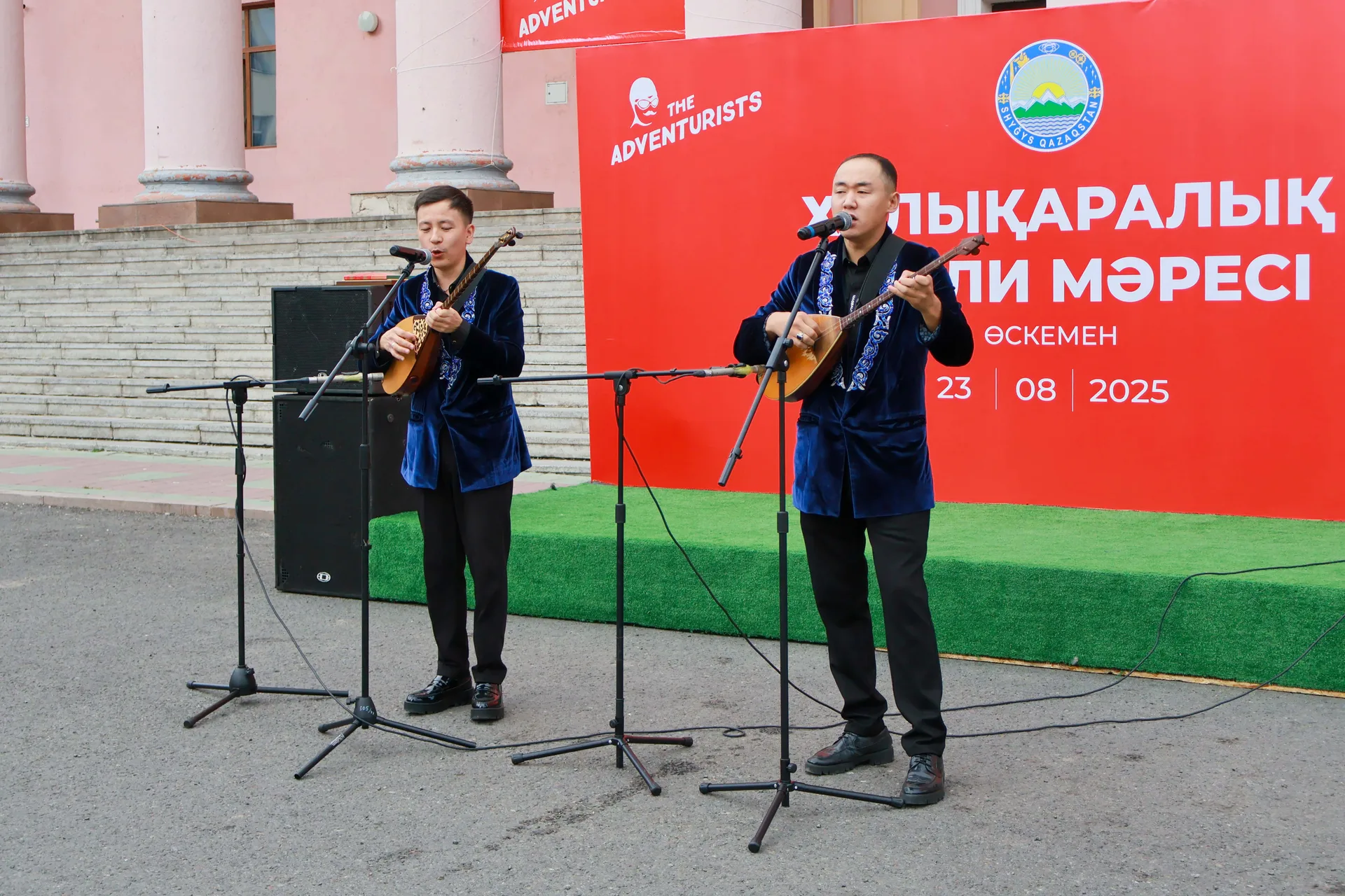 Some Kazakh music to welcome in the ralliers.
