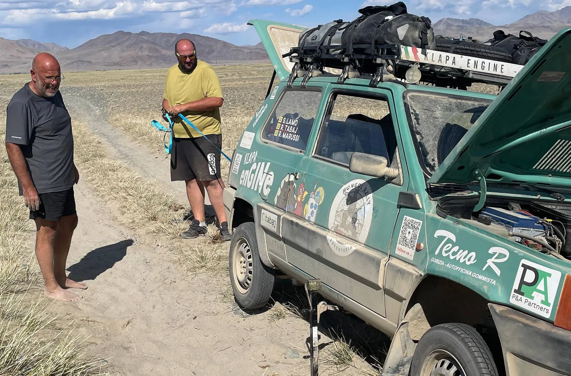 Klapa enGINe tackling a sand road in Mongolia.